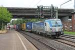 Durchfahrt am Nachmittag des 06.07.2019 von 193 882 mit ihrem Containerzug durch den Bahnhof von Hamburg Harburg in Richtung Hamburger Hafen.