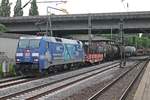 Durchfahrt am Abend des 18.07.2019 von 152 136-8  AlbatrosExpress  mit einem gemischten Güterzug aus dem Hamburger Hafen durch den Bahnhof von Hamburg Harburg in Richtung Rangierbahnhof Maschen.