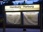 Wagenstandsanzeiger und Ankunftstafel von Gleis 2 in Hamburg-Harburg.