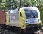 ES 64 U2-038 fhrt mit einem der vielen Containerzge durch Hamburg-Harburg.