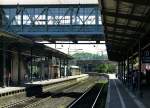 Blick Richtung Sden auf Bahnsteig 1 und den Inselbahnsteig in Hamburg-Harburg.