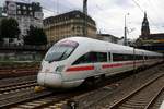 411 013 (Tz 1113  Hansestadt Stralsund ) als ICE 1614 (Linie 28) von Berlin Hbf (tief) nach Hamburg-Altona verlässt Hamburg Hbf mit schleichendem Tempo.