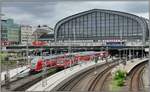 Hamburg Hbf mit RE1 nach Rostock und 112 141-7 mit RB nach Bas Oldesloe.