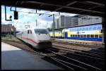 ICE 1 Mit ICE 674 Kommend Von Karlsruhe-Hbf Fhrt in den Bahnhof Hamburg-Hbf Ein.Ziel Ist Hamburg-Altona.Daneben Der Metronom Nach Uelzen 08.07.07