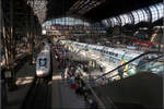 Hamburg Hauptbahnhof Gleis 12 -    Einfahrt eines ICE4-Zuges nach München.