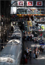 Hamburg Hauptbahnhof Gleis 12 -    Halt eines ICE4-Zuges nach München.