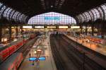 Von Richtung Wandelhalle in den Hamburger Hauptbahnhof gesehen: Gut zu erkennen der PHILIPS-Schriftzug, den man immer wieder als typisches  Utensil  in vielen Fernsehfilmen sehen kann.