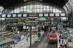 Blick in die Halle des Hamburger Hauptbahnhofes mit 112 106 am 06.07.2023