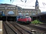 218 108 verlsst mit einer Schwesterlok Hamburg HBF