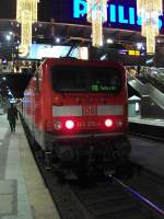 143 276-4 ist gerade mit RB 21127 Itzehoe - Hamburg Hbf in Hamburg Hbf eingetroffen und wartet nun auf die Weiterfahrt in die Abstellgruppe. Zu diesem Zeitpunkt hing auch noch die Weihnachtsbeleuchtung. Aufgenommen am 2.01.09.