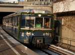 Weihnachtlich geschmckt war der Sonderzug von Blankenese zum Hamburger Flughafen am 18.Dezember 2010 als ET 171 082 den Hamburger Hbf verlie.