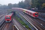 DB S-Bahn: Ein- und Ausfahrt von zwei S-Bahnen beim Hamburger Hauptbahnhof am 16.