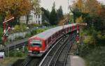 Gleichstromtriebwagen der Hamburger S-Bahn: Ein 474-Doppel verlässt am 30.10.2016 den Bahnhof Blankenese.