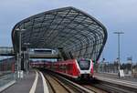 Ein Zug der Baureihe 490 steht in Hamburg Elbbrücken auf den Weg zum Hauptbahnhof.

Hamburg 26.07.2021