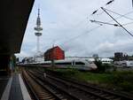 ICE 697  Freistaat-Sachsen  durchfährt die S-Bahnhaltestelle Sternschanze(Messe); 220529