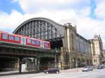 Bahnhof Hamburg-Dammtor am 17.07.2005. Eine S-Bahn aus Richtung Hamburg hbf kommend fhrt gerade ein. Die Aufnahme stammt vom 17.07.2005.