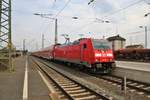 DB Regio 146 215 mit dem RE30 in Hanau Hbf am 02.04.19 als Umleiter über Offenbach aus Friedberg kommend.