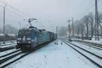 DB Cargo Siemens 152 137-6 mit einen Mischer in Hanau Hbf Südseite am 17.12.22