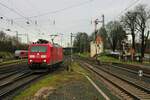 DB Cargo 185 147-5 am 23.12.22 in Hanau Hbf Südseite vom Bahnsteigende aus fotografiert