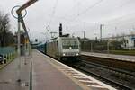 Akiem Bombardier Traxx 185 359-6 mit PKP Cargo Kohlewagen am 23.12.22 in Hanau Hbf Nordseite 