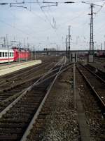 Eine einfache Kreuzungsweiche und ein Haltschild am 22.03.13 in Hanau Hbf 