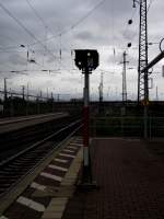 Lichtsignal steht am 07.11.13 in Hanau Hbf