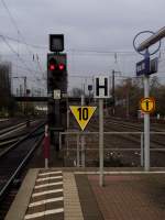Ein Zwerg Lichtsignal steht am 25.11.13 in Hanau Hbf auf HP 0 