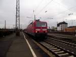 143 653-4 steht am 07.12.13 mit RB 55 in Hanau Hbf 