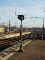 Ein Rangierlichtsignal am 28.12.15 in Hanau Hbf