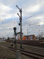 Ein Flügelsignal am 28.12.16 in Hanau Hbf von einen Parkplatz aus fotografiert