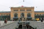 Blick auf das Empfangsgebäude von Hannover Hbf am Ernst-August-Platz.