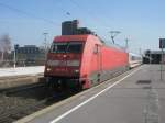 Hier 101 117-0 mit IC144 von Berlin Ostbahnhof nach Schiphol Airport, bei der Ausfahrt am 7.4.2010 aus Hannover Hbf.