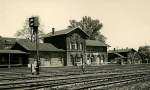 1960 sah der Bahnhof in Hasbergen an der Rollbahn so aus!  Bahnsteigsperre und Fahrkartenhuschen gehrten seinerzeit noch  zu den blichen Einrichtungen der Bahn.