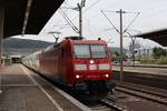 Am 02.10.2017 musste 185 081 mit einem Zuckerzug in Heidelberg Hauptbahnhof die RB15358 nach Frankfurt vorbeilassen.