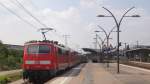 111 099 zieht ihren Regionalzug nach Frankfurt aus Heidelberg Hbf.