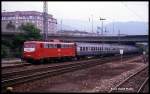 110185 fährt am 24.5.1990 um 12.20 Uhr mit einer kompletten Silberlinge Garnitur in den HBF Heidelberg ein.