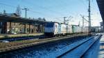 an einem kalten frostigen Morgen kommen im Doppel die Metrans E 186 181-4 und eine unbekannte 189 von PKP Cargo mit einem Containerzug durch den Bahnhof Heidenau gefahren Richtung Dresden (08.12.2012)