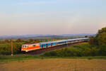 Heute am 29.05.23 konnte ich die letzte Betriebsfahrt des Bodensee Express || bei Herrenberg festhalten. Die Sonne spielte bis zur letzte Sekunde mit da der Zug der SVG mit circa 10 Minuten Verspätung um 20:45 an der Feldstelle in Herrenberg vorbei kam