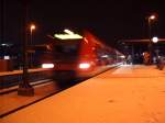 In einer verschneiten Nacht verlsst die soeben angekommene S1 aus Plochingen den Bahnsteig und der ET 423 wird wieder zur Abfahrt umgestellt...