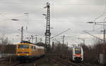 Am 26.02.2020 zog 111 059 von DB Systemtechnik ihren Messzug auf der Linie S1 von Solingen Hbf kommend durch Hilden, rechts im Bild fährt der wegen einer Baustelle umgeleiteter RE6 durch den