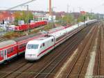 ICE 1 (401 564-0) Richtung Gttingen in Hildesheim Hbf am 25.10.2008; im Hintergund Rettungszug