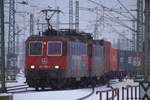 Am 29.01.2015 konnte ich in der Nordausfahrt Hof Hbf diesen Containerzug fotografieren, der eine Wagenlok neben der Zuglok Re 4/4 BR 421 dabei hatte.