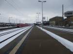 Blick auf den Hofer HBF am 20.02.13. Im Hintergrund ein RE nach Regensburg, ein RE nach Wrzburg und eine Agilis nach Kirchenlaibach.