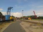 Neben einen alten Kran vom früheren Bw Gera, kann man in Ilmenau auch diese moderne Fußgängerbrücke sehen, die die Gleisanlagen überspannt; 18.07.2015