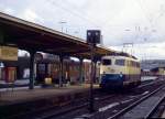 110 471 umfährt ihren Eilzug aus Aachen in Iserlohn am 09.01.1991