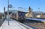 Ein Lokzug des Erfurter Bahn Service, bestehend aus 140772-5 und 140789-9, beides ehemalige DB Lokomotiven, fährt hier am 13.12.2022 um 13.32 Uhr durch den Bahnhof Jena - Paradies in Richtung