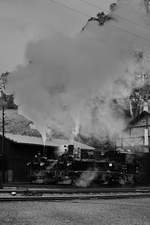 Die beiden Protagonisten 99 1594-3 & 99 542 des Fototages  Dampfzugbetrieb anno 1970  warten vor dem Lokschuppen am Bahnhof Jöhstadt.