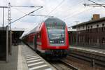 DBpbzfa mit BR 112 als RE 78927 (RE3) von Berlin Hbf (tief) nach Lutherstadt Wittenberg Hbf hält im Bahnhof Jüterbog.