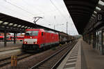 DB 186 326-5 rollt am Abend des 23.10.2022 mit einem Autozug durch Kaiserslautern Hbf in Richtung Westen.