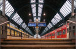 Der Bahnsteig auf Augenhhe -    Blick in die Bahnsteighalle an Gleis 8 und 10 des Karlsruhe Hauptbahnhofes.